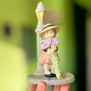 VTG Enesco Textured Figurine Girl Holding Lavender Under Lightpost Decor Art